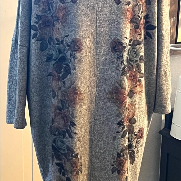 Sweater in size large with floral print and design 3/4 sleeve - Picture 4 of 9